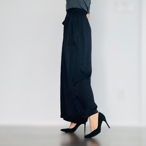 🌟 Flowy Black Pants with Silk-Like Texture 🌟 - Picture 4 of 9